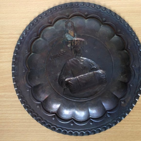 Vintage Italian metal copper plate man carrying a box Scanno - Picture 3 of 3